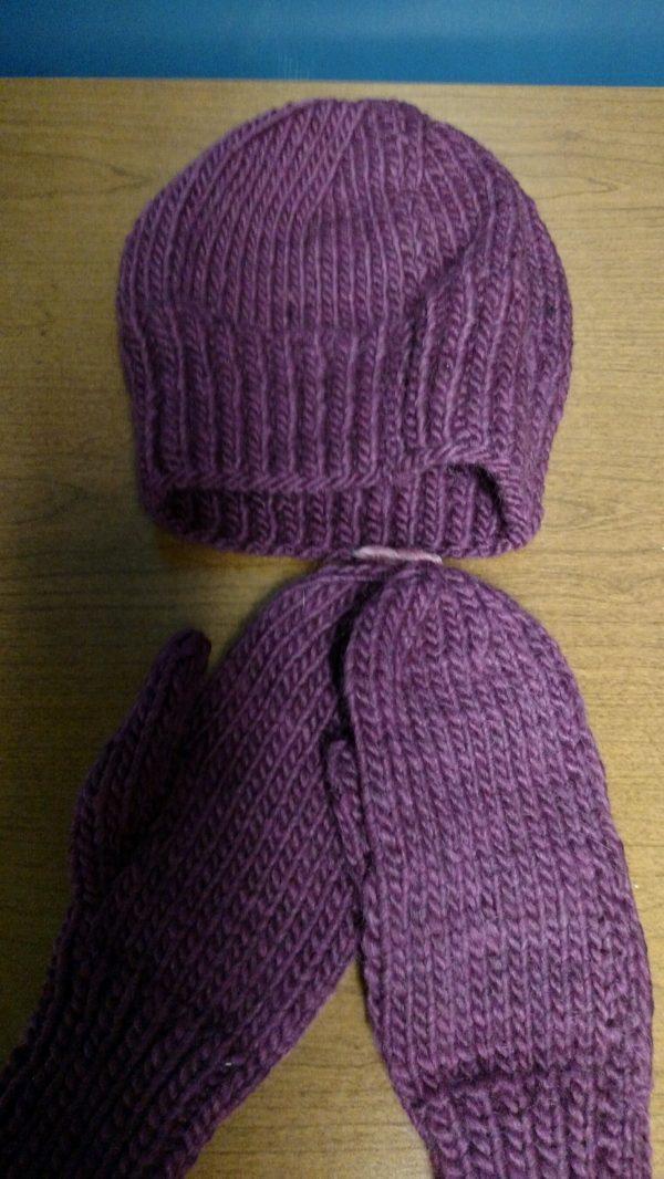 W086 Hat & mitten set